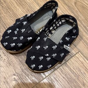 TOMS Kids Black and White Skull Shoes - toddler 6